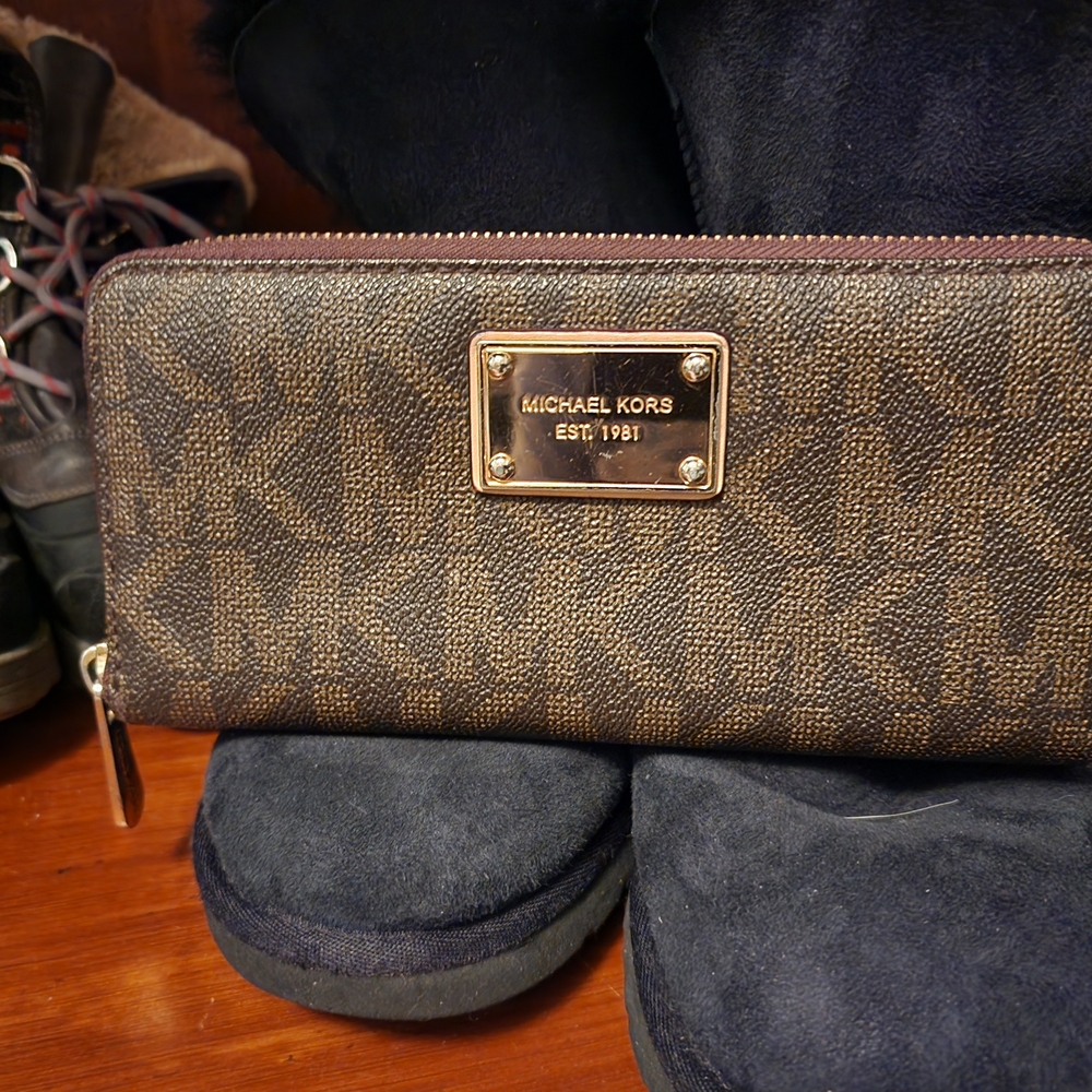 Michael Kors Signature Brown Zip Wallet